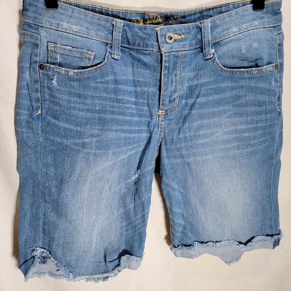 Arizona size 9 women's distressed blue jean shorts cut off style in great shape - Picture 2 of 8